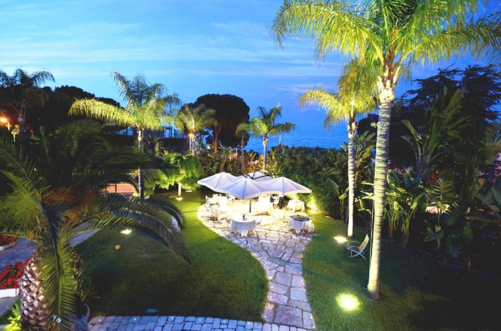 تراني Colonna Rooms & Apartment المظهر الخارجي الصورة
