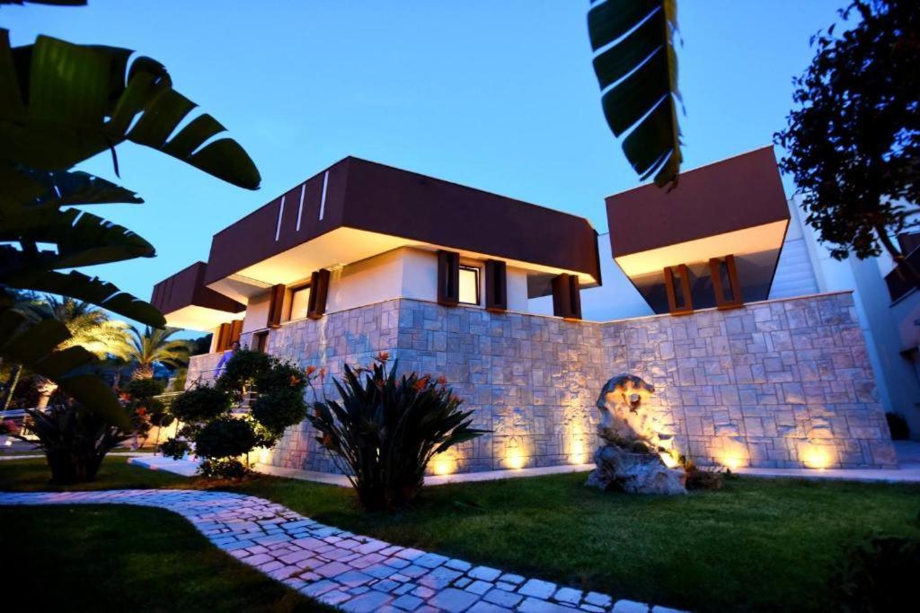 تراني Colonna Rooms & Apartment المظهر الخارجي الصورة