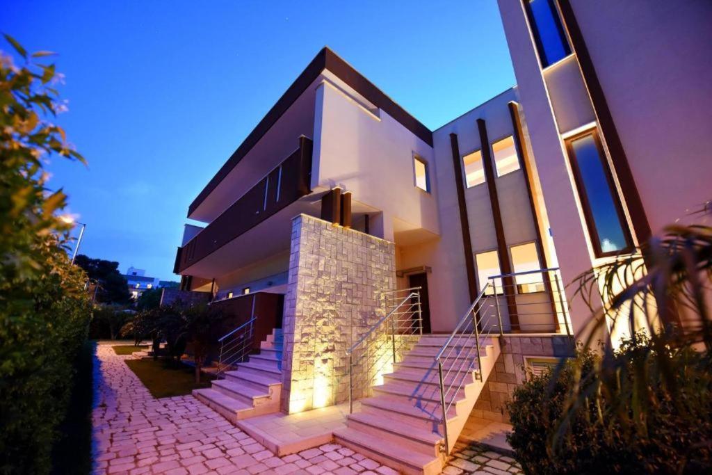 تراني Colonna Rooms & Apartment المظهر الخارجي الصورة